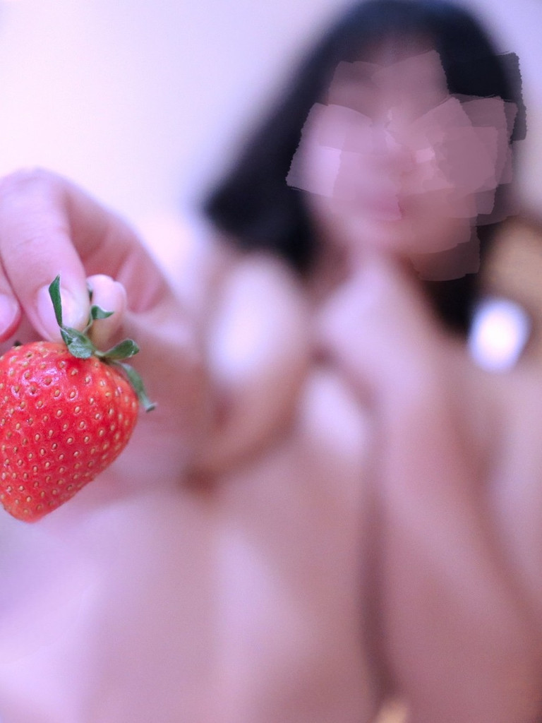 一起吃草莓🍓 — 屁子蛋 的數位攝影集封面