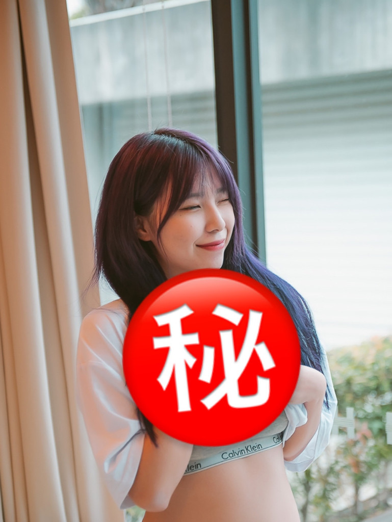 熱銷破百本 CK女友版寫真 — 何 何 的數位攝影集封面