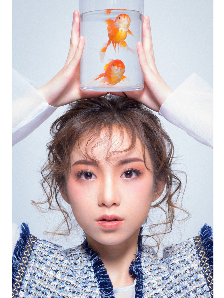 本該有無限可能
穿衣如是
時尚如是
生活如是
BE WATER — Hedy高菁 的數位攝影集封面