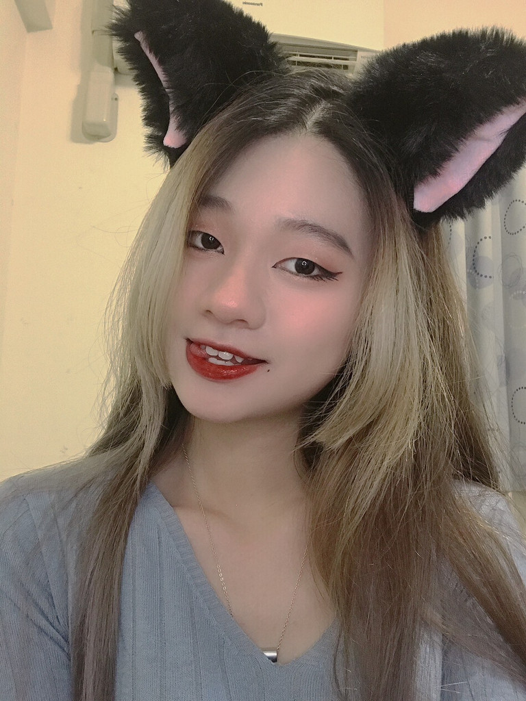 喵喵~好想玩逗貓棒唷~能讓我玩玩嗎💜ฅ^•ﻌ•^ฅ — 你的一眼萬年💜🌙 的數位攝影集封面