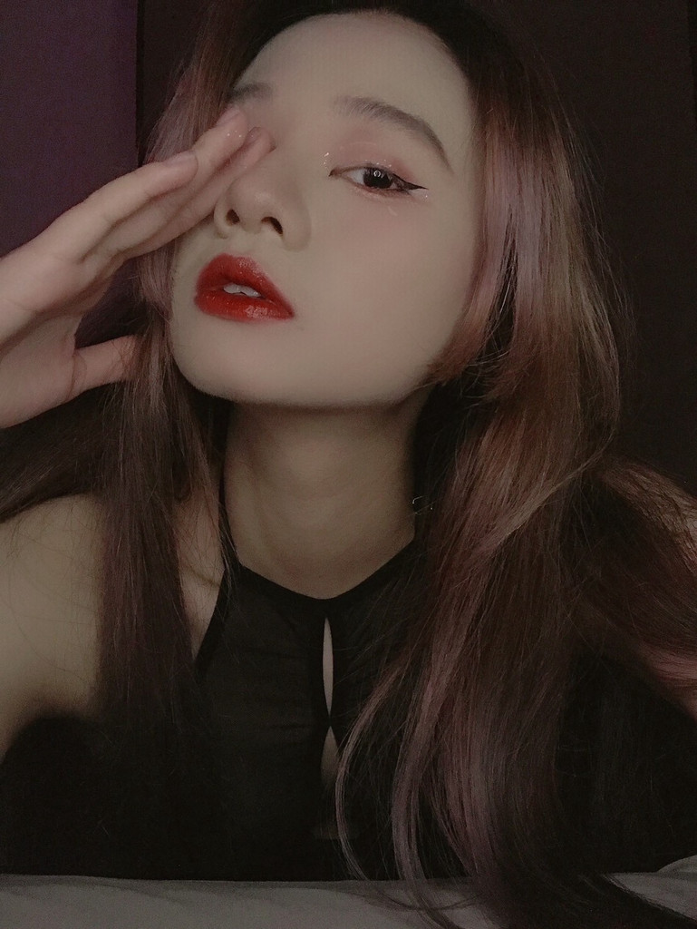嗚嗚…剛睡醒，好像有點餓了… — 你的一眼萬年💜🌙 的數位攝影集封面