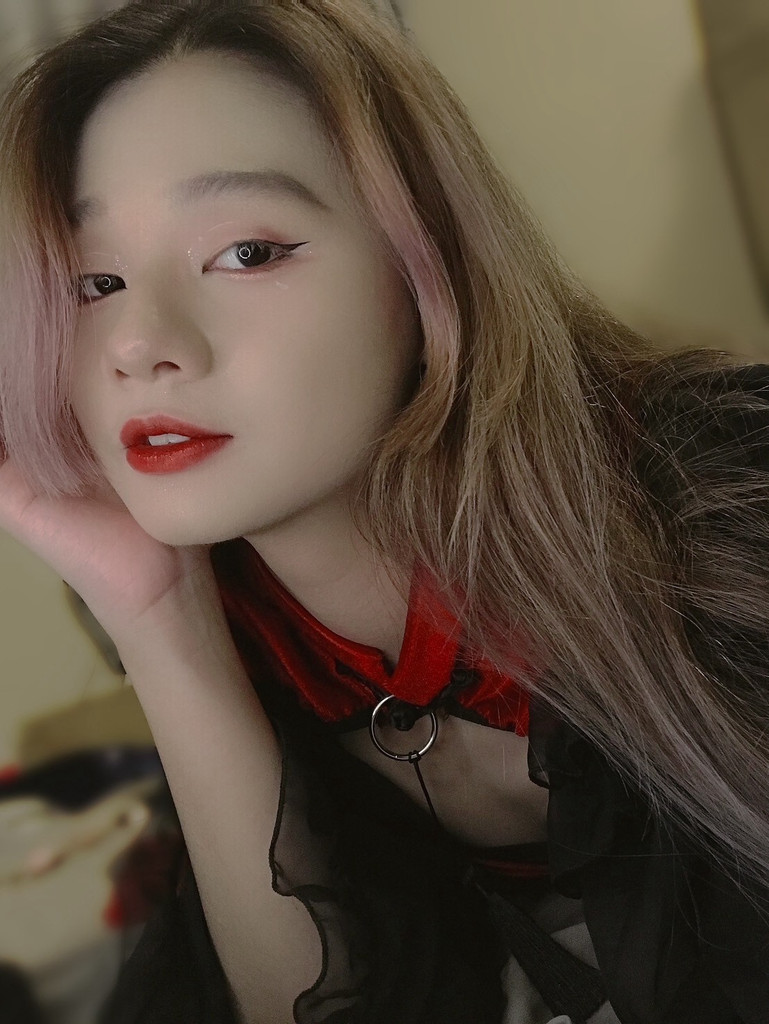 您的小惡魔已上線囉～😈 — 你的一眼萬年💜🌙 的數位攝影集封面