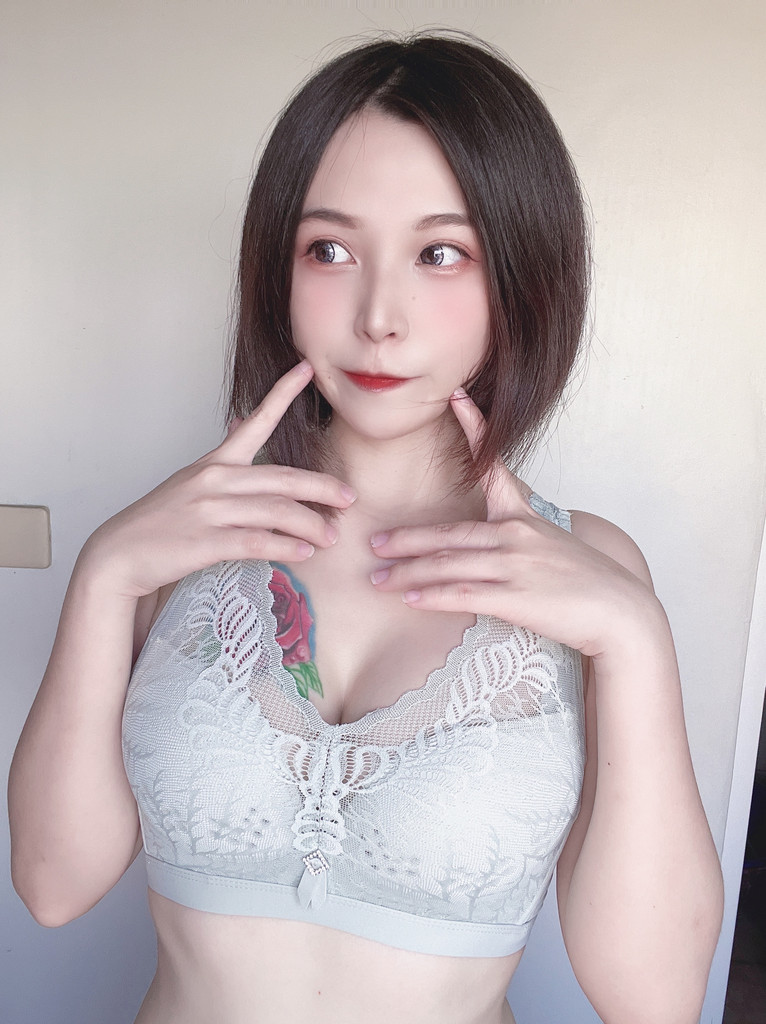 哥哥往我身上種草莓🍓 — 車🚗（啊嘿顏小姐姐） 的數位攝影集封面