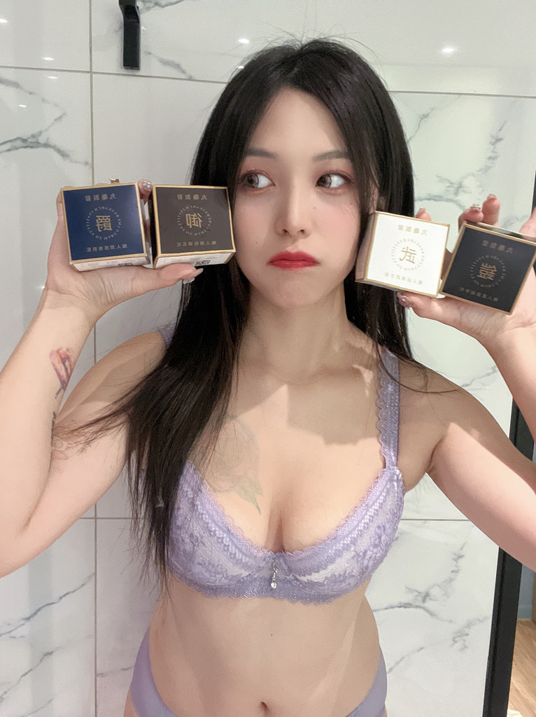 หน้าปกอัลบั้มภาพดิจิทัลของ ซีรีส์ฮ่าฮ่าฮ่า — 車🚗（啊嘿顏小姐姐）