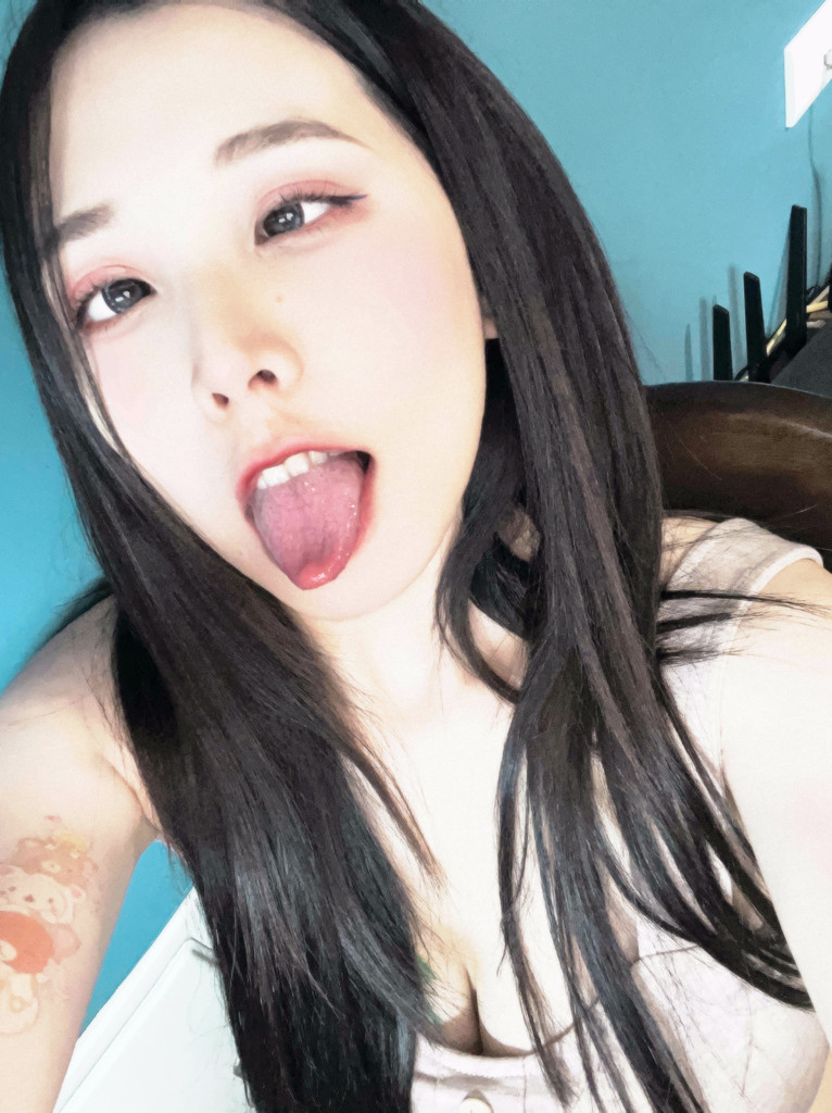 หน้าปกอัลบั้มภาพดิจิทัลของ 射嘴裡嗎？ — 車🚗（啊嘿顏小姐姐）