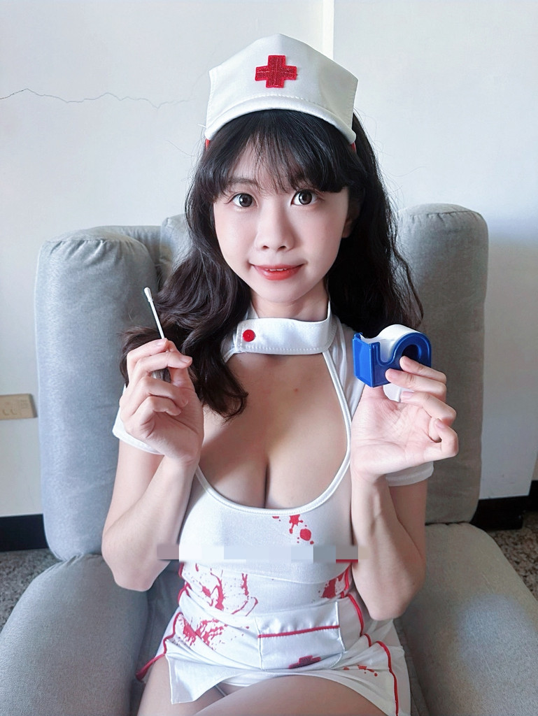 甜美笑容小護士💉居家成人診療❤️‍🩹 — ❤️ 的數位攝影集封面