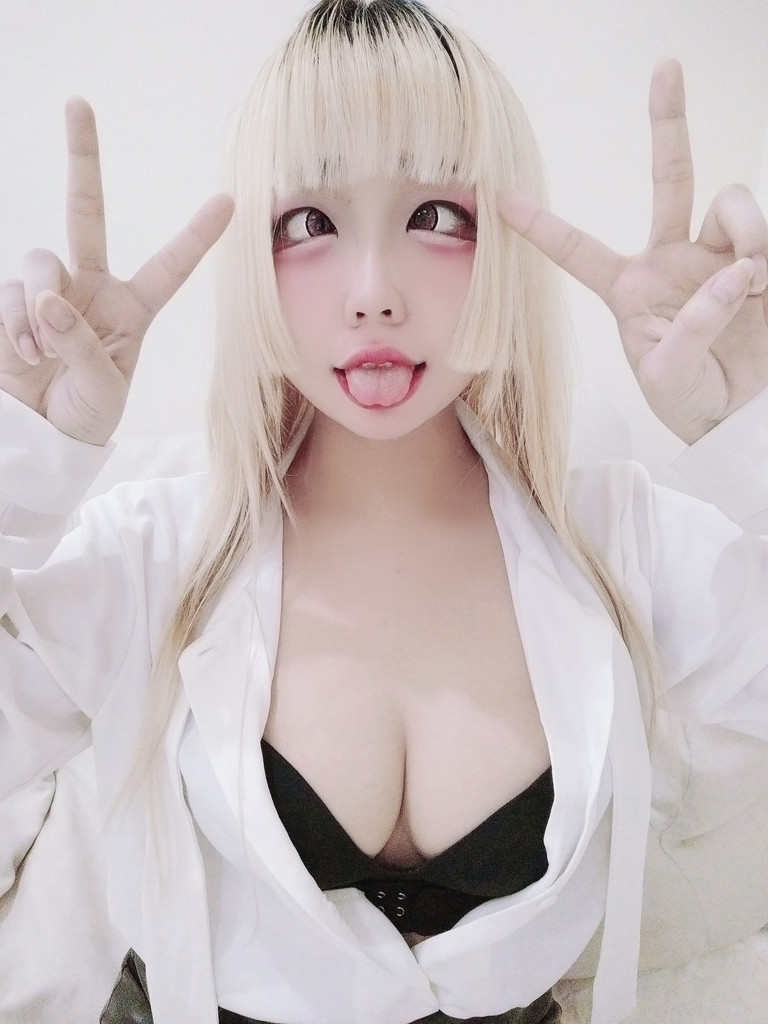 瀴瀴🩷OL⁠♡襯衫、黑絲、吊帶襪 — 魔法少女🩷瀴瀴 的數位攝影集封面