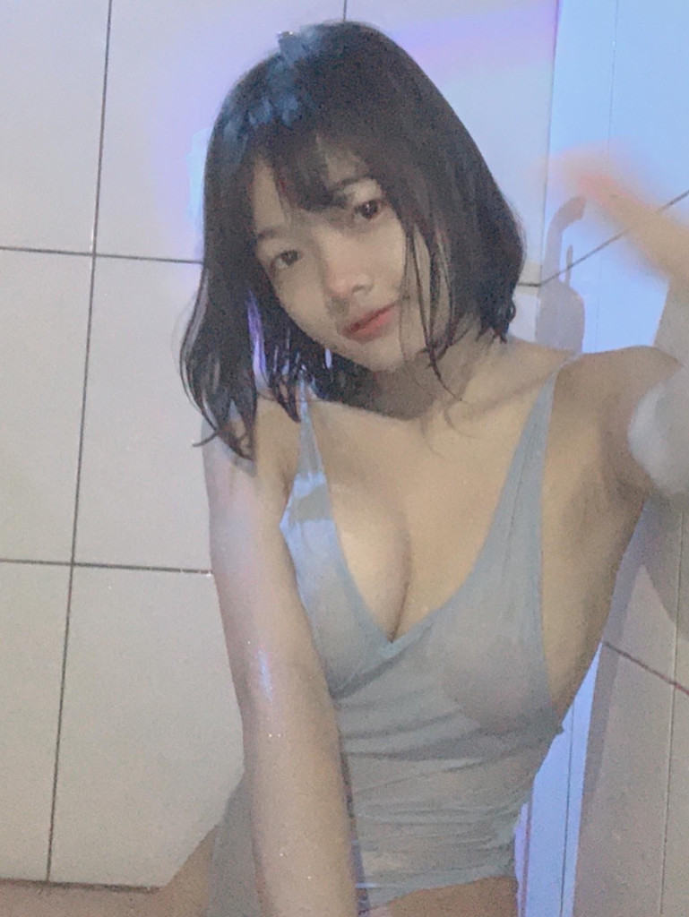 浴室💙 — 果砸同學 的數位攝影集封面