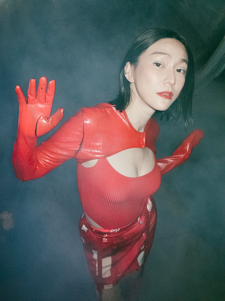 🔴 — exneonperimenting  的數位攝影集封面