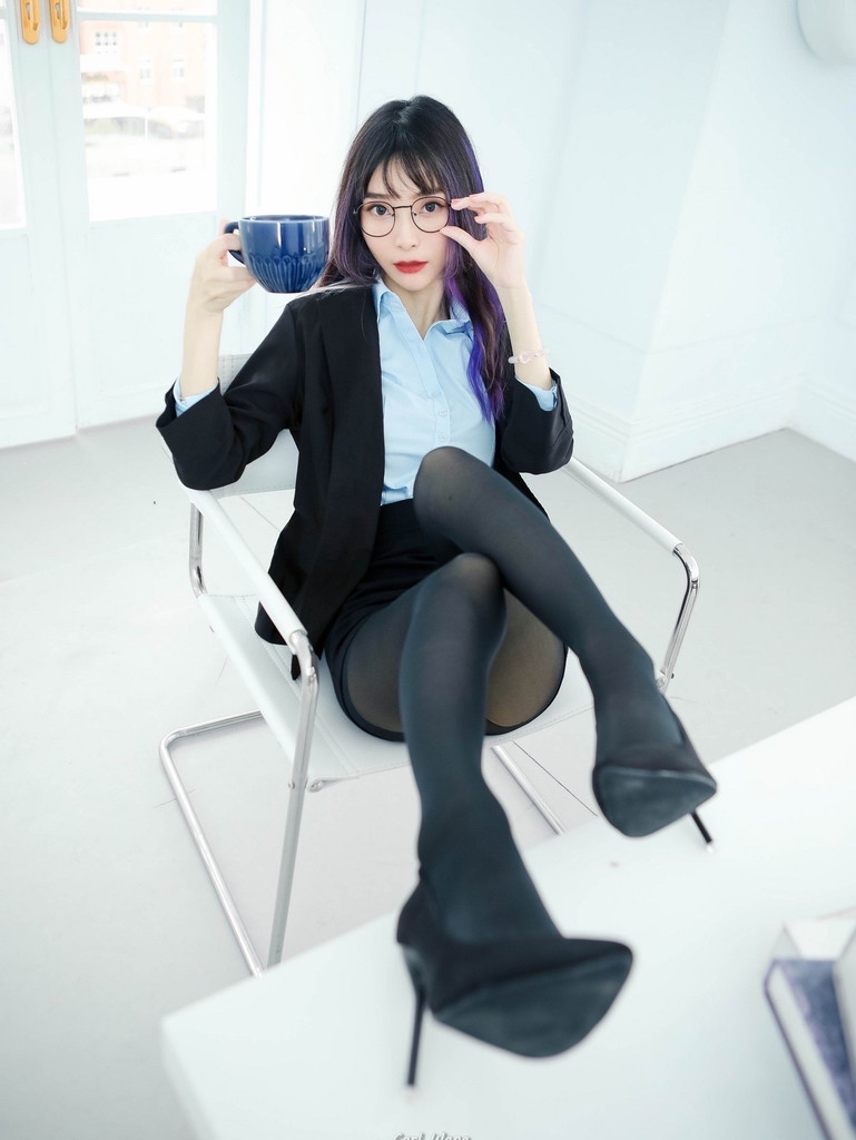首本作品公開，滿滿的腿