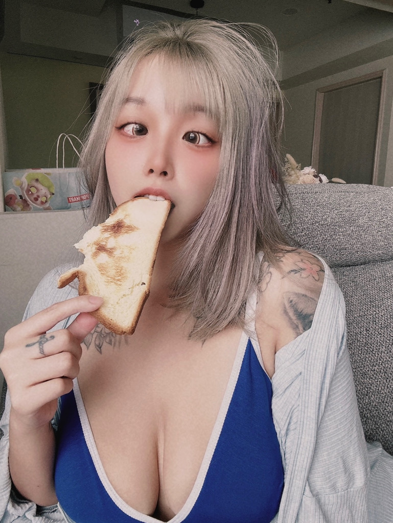 沙發吃早餐
吃完早餐吃我🥵
在沙發上玩最愛的震動棒🫣🥵 — обложка цифрового фотоальбома автора HannaBB